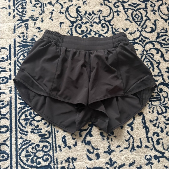 Lululemon Hotty Hot Short II *2.5" Black Size 6 - Picture 2 of 7